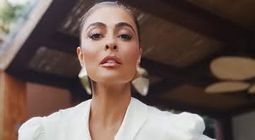 Juliana Paes posa com look arrumado e coloca o cabelão pra jogo - Instagram