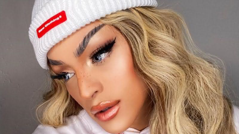 De barriga pra baixo, Pabllo Vittar posa só de biquini fio dental - Instagram