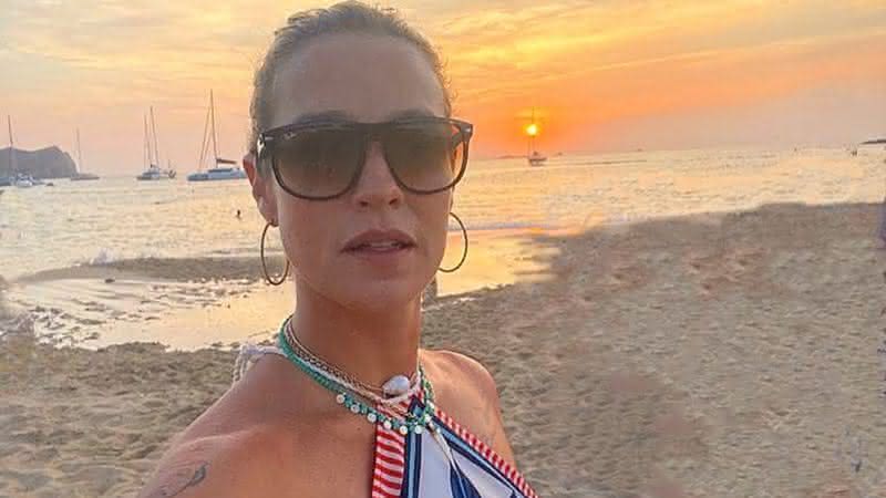 Batom e biquini combinando! Após banho de mar, Luana Piovani posa deitada na areia e rouba atenção - Instagram