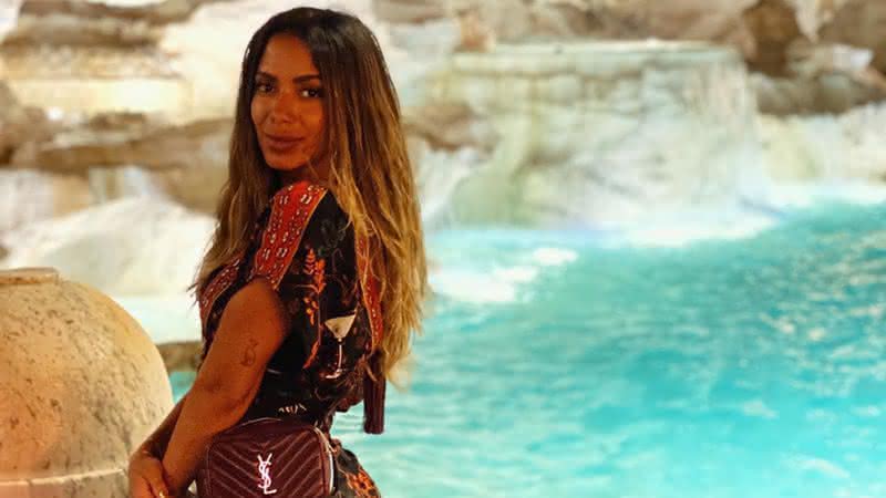 Na Itália, Anitta recebe massagem modeladora - Instagram