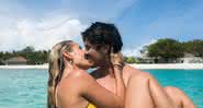 No chuveiro, Yasmin Brunet e Gabriel Medina ficam agarradinhos - Instagram