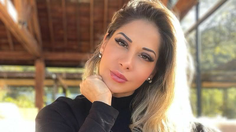 Maíra Cardi ostenta cintura finíssima com biquíni minúsculo - Instagram