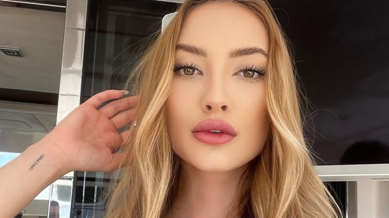 Influencer Julia Muzetti ensina como sair do básico em looks pretos - Instagram