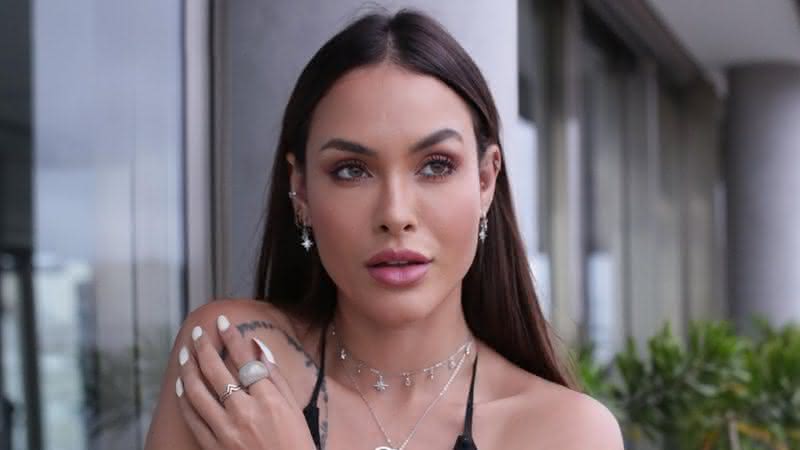 Sarah Andrade ousa em look e deixa seios à mostra - Instagram