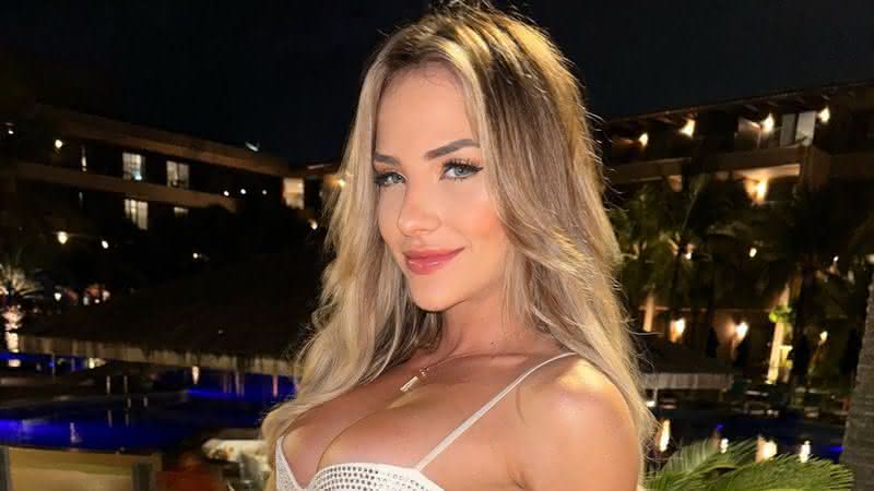 Gabi Martins ostenta curvas exuberantes e bumbum empinado com biquíni lilás - Instagram