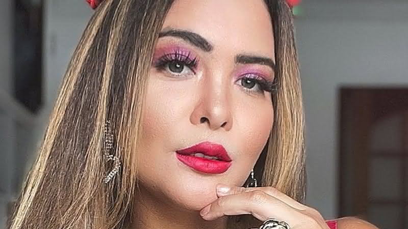 Geisy Arruda 'dá zoom' no bumbum com calcinha fio-dental brilhante - Instagram