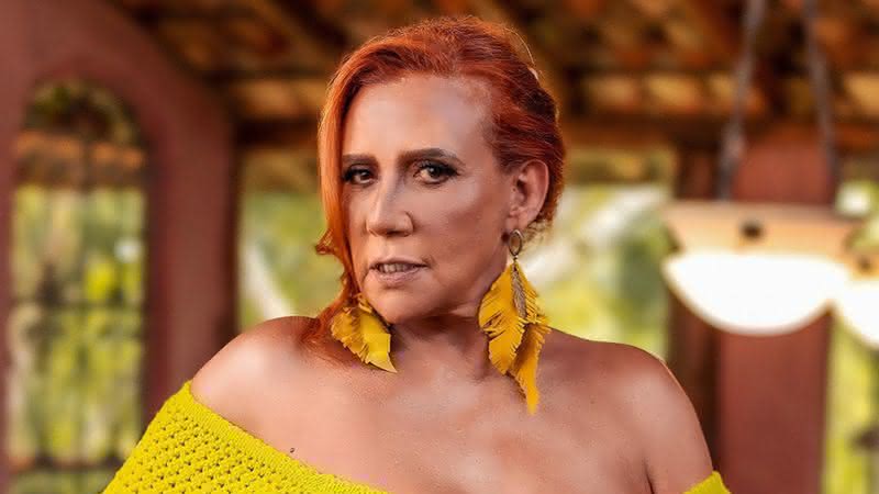 Rita Cadillac aposta em modelito coladíssimo com fenda poderosa e decote ousado - Instagram