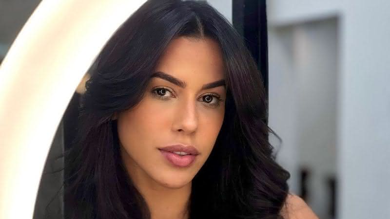 Ex-BBB Larissa Tomásia ousa muito e quase deixa seios à mostra - Instagram