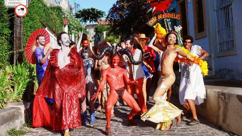 Arte, subversão e romance se misturam no longa de Hilton Lacerda - Divulgação