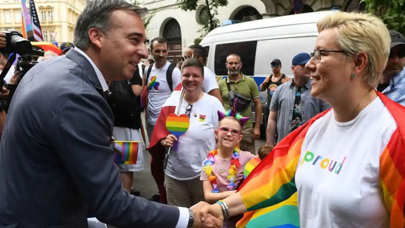 Embaixador dos EUA foi uma das principais figuras na caminhada - FERENC ISZA/AFP via Getty Images