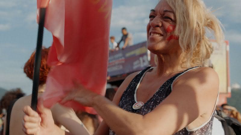 Mel Rosário, de 58 anos, reivindica seus direitos protestando em frente à igreja - Reprodução