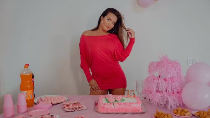 Geisy Arruda celebrando o aniversário do vestido - Reprodução / CG Comunicação