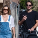 Margot Robbie e o marido Tom Ackerley passeando com o filho - Reprodução/The Grosby Group