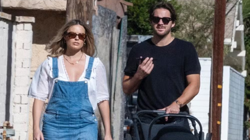 Margot Robbie e o marido Tom Ackerley passeando com o filho - Reprodução/The Grosby Group