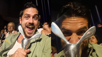 Ator Marco Pigossi com o Prêmio de Melhor Filme do Festival MixBrasil - Reprodução/Instagram - @marcopigoss