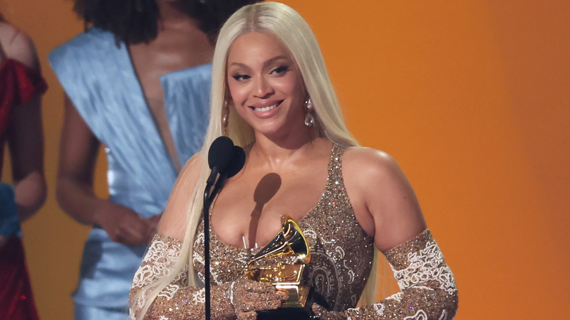 Beyoncé com seu vestido da grife italiana Schiaparelli - Reprodução/Getty Images