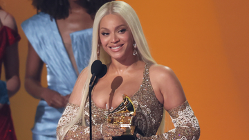 Beyoncé com seu vestido da grife italiana Schiaparelli - Reprodução/Getty Images