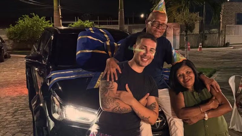 Carlinhos e os pais com o novo carro da família - Reprodução / Instagram