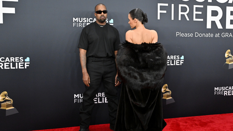 Kanye West e Bianca Censori no tapete vermelho - Reprodução/Getty Images