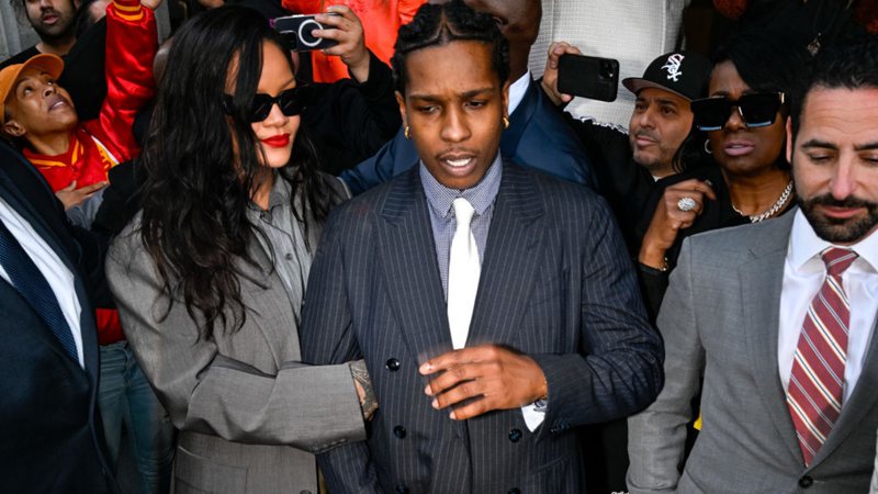 Rihanna e A$AP Rocky saindo do tribunal - Getty Imagens