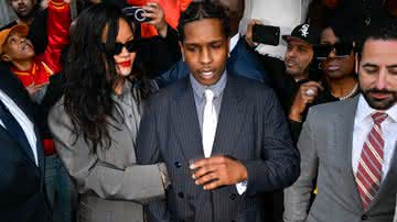 Rihanna e A$AP Rocky saindo do tribunal - Getty Imagens