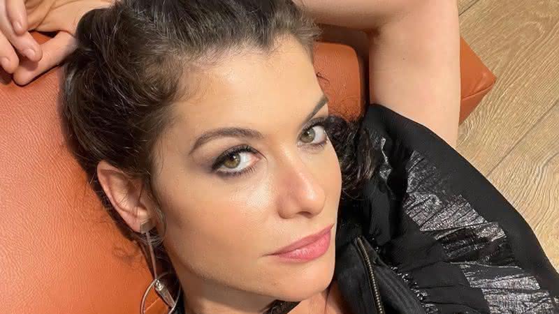 Alinne Moraes posa com os seios à mostra e é enaltecida - Instagram