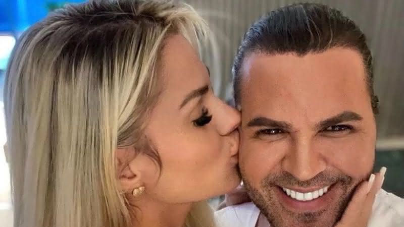 Affair de Eduardo Costa aparece sentada no colo do cantor - Instagram