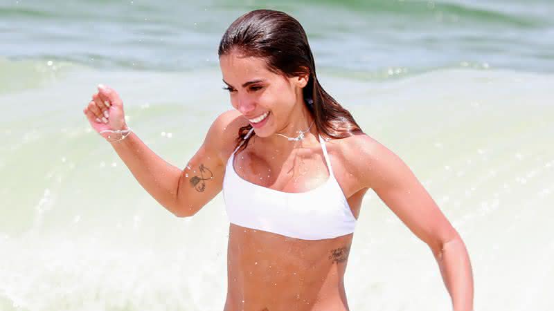 Anitta se diverte na praia da Barra da Tijuca - AgNews/Dilson Silva