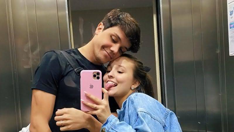 Larissa Manoela e Leo cidade comemoram aniversário de namoro - Instagram