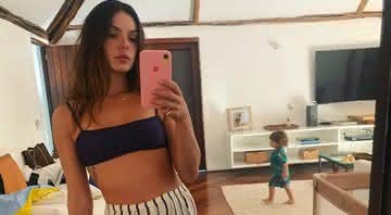 Mamãe babona! Isis Valverde surge com Rael no colo em clique lindo - Instagram