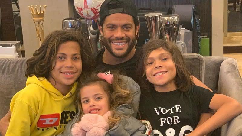 O jogador Hulk e seus três filhos Ian, Thiago e Alice - Instagram