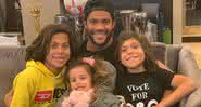 O jogador Hulk e seus três filhos Ian, Thiago e Alice - Instagram