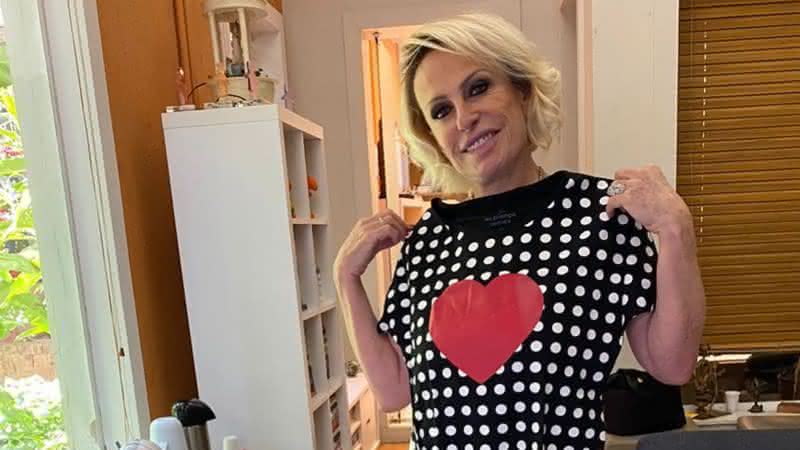 Com foto em sítio antigo, Ana Maria Braga comenta sobre as roupas que usava - Instagram