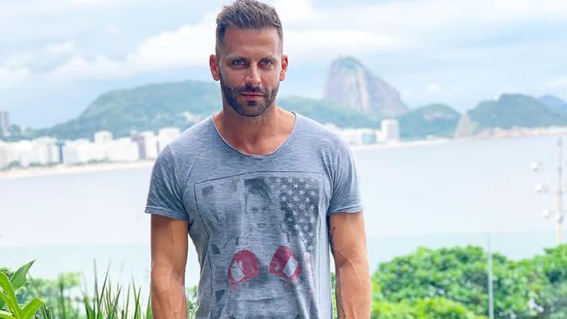 Henri Castelli posa de sunga, exibe corpo sarado e web baba - Instagram