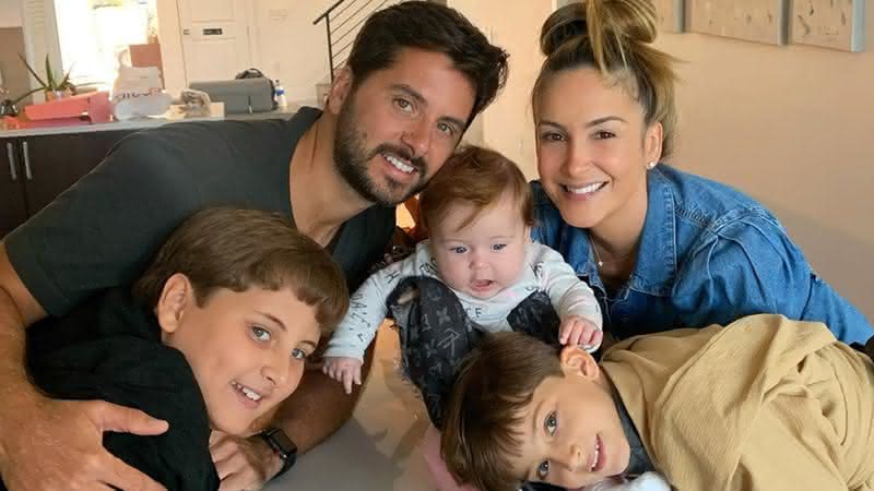 Em momento de carinho com os filhos, Claudia Leite encanta web e Bela rouba a cena - Instagram