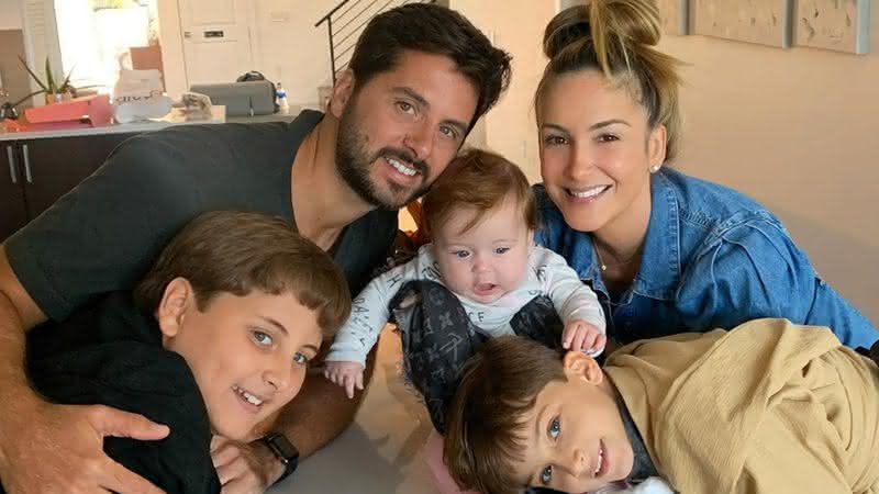 Claudia Leitte flagra Márcio Pedreira dormindo com a filha em momento fofo - Instagram