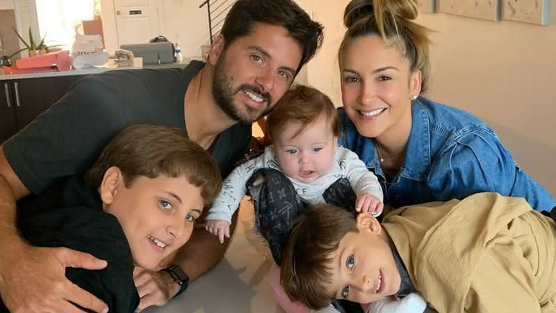 Claudia Leitte compartilha momento engraçado com filhos e marido na cama - Instagram