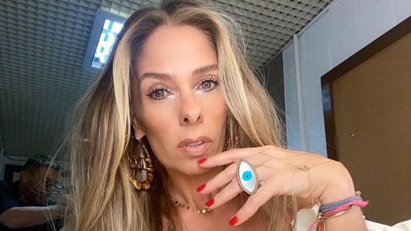 Durante a quarentena, Adriane Galisteu surge com look luxuoso e recebe chuva de elogios - Instagram