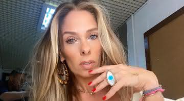 Durante a quarentena, Adriane Galisteu surge com look luxuoso e recebe chuva de elogios - Instagram