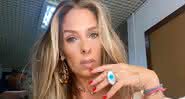 Durante a quarentena, Adriane Galisteu surge com look luxuoso e recebe chuva de elogios - Instagram