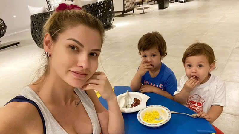 Diversão em casa! Andressa Suita registra filhos desenhando e baba por Samuel - Instagram