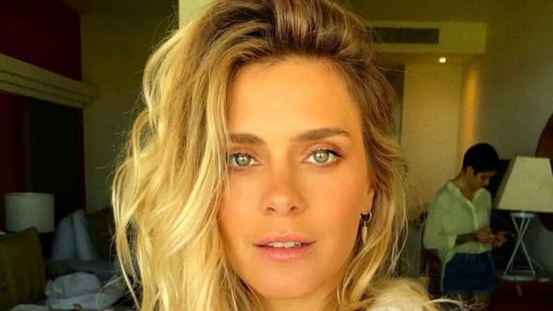 De avental, Carolina Dieckmann cuida da casa durante a quarentena - Instagram