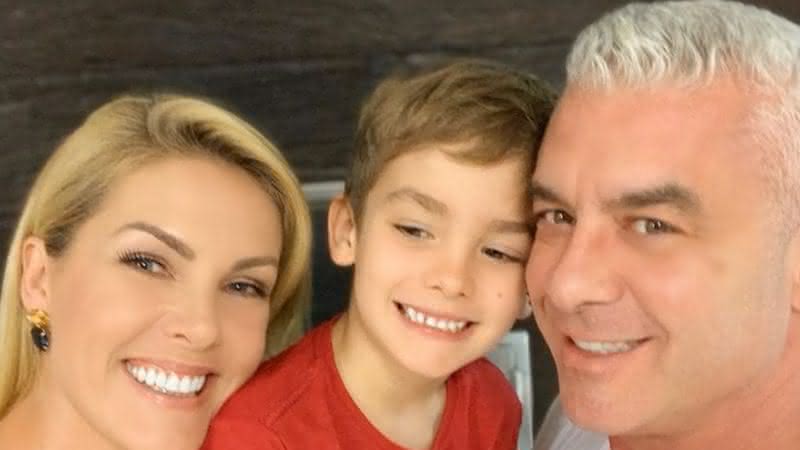 Ana Hickmann e filho comemoram páscoa com acessórios de coelho - Instagram