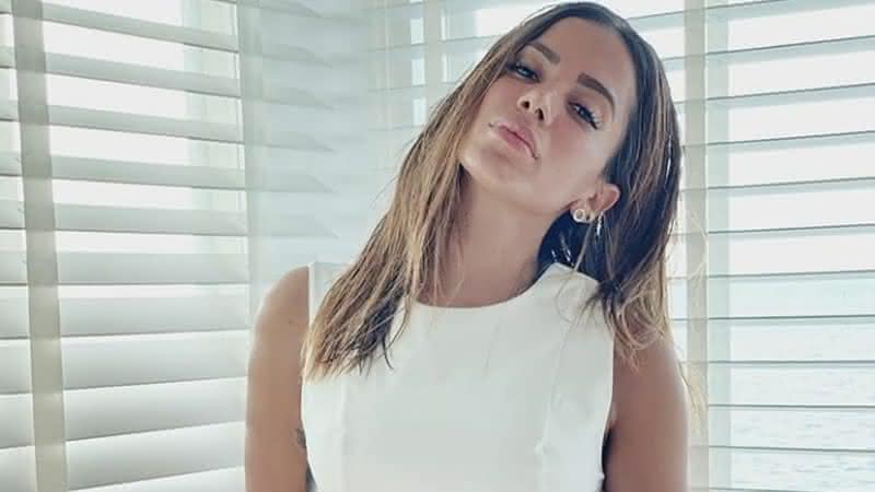 Anitta finaliza transmissão ao vivo na cara de deputado - Instagram