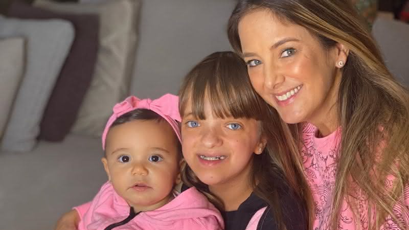 Ticiane Pinheiro compartilha registro com as filhas e caçula de 10 meses acena para câmera - Instagram