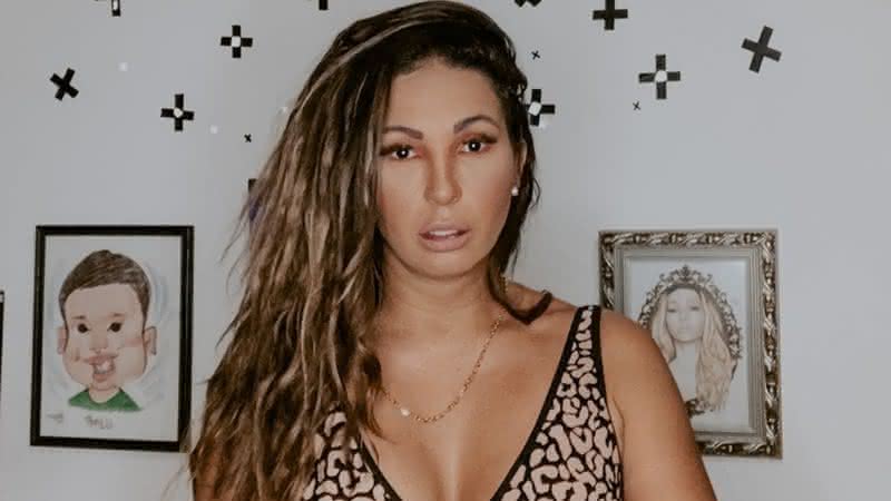 Com lingerie transparente, Valesca Popozuda posa seminua na cama - Instagram