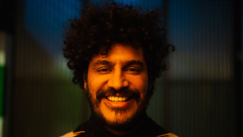 Criolo usa o luto para renascer em novo trabalho: "Esse álbum fala sobre fé, resiliência" - Criolo / Foto: Helder Fruteira (@afilmbyme_) Direção de arte da foto: Alma Negrot (@almanegrot)