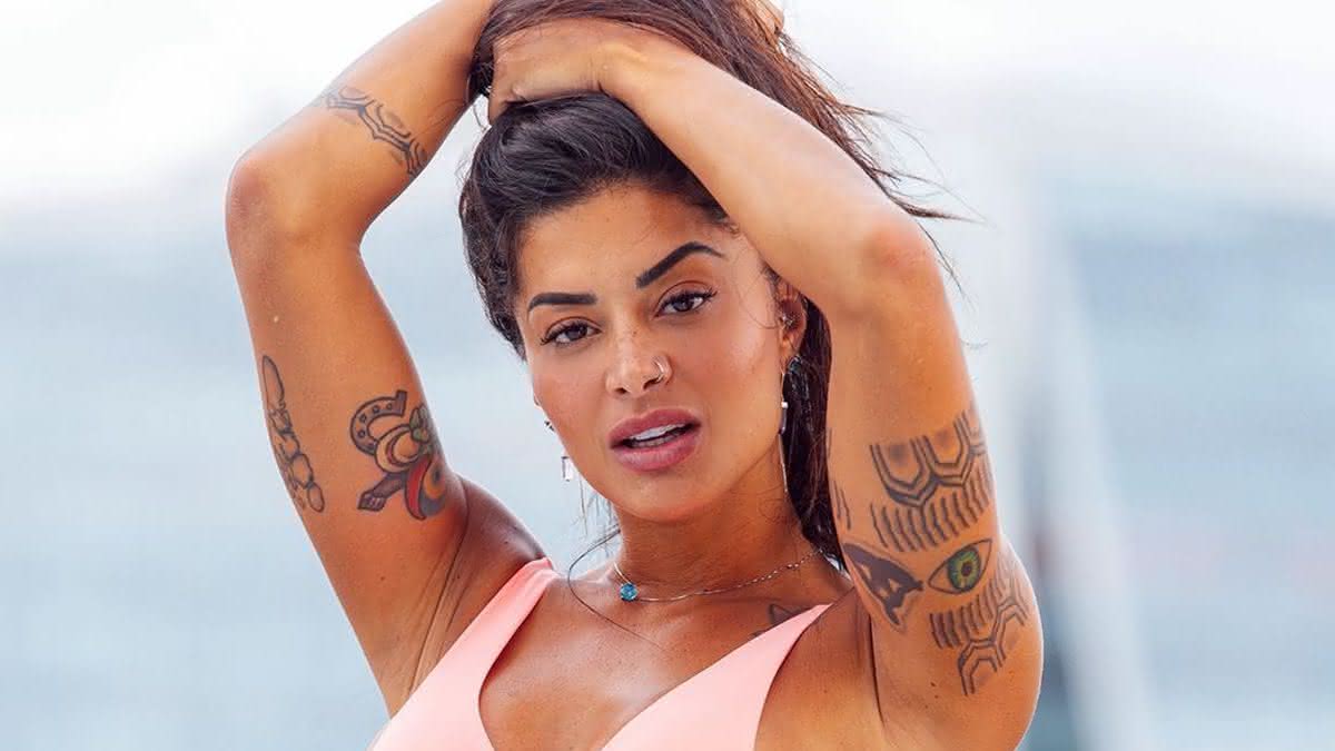 À lá Anitta! Aline Riscado surge com calça aberta e fica com o bumbum  totalmente à mostra