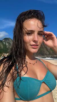 Larissa Manoela usa biquíni minúsculo