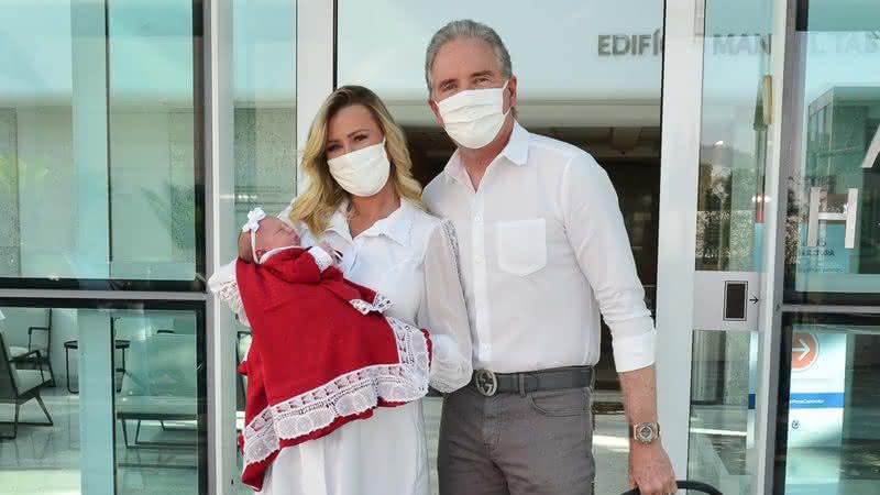 Roberto Justus e Ana Paula Siebert saíram de maternidade em São Paulo com a filha nos braços - Instagram